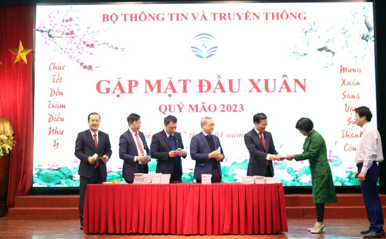 Bộ trưởng Nguyễn Mạnh Hùng: “Hãy nghĩ ngược lại và làm khác đi” Bo truong Nguyen Manh Hung: “Hay nghi nguoc lai va lam khac di”