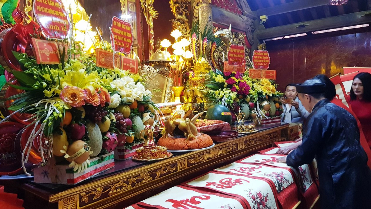 Thời vua Trần Minh Tông, Chu Văn An được mời ra làm Tư nghiệp Quốc Tử Giám, dạy dỗ các thái tử và phò vua giúp nước. Nhưng tới thời vua Trần Dụ Tông, triều đình rối ren, vua quan ăn chơi sa đọa, không quan tâm đến việc triều chính. Sau nhiều lần khuyên can không được, Chu Văn An đã dâng “Thất trảm sớ”, xin chém đầu 7 tên nịnh thần để mong giữ yên triều chính. 