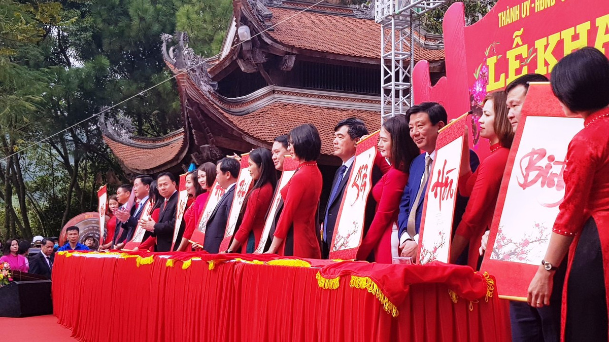 Bí thư Tỉnh ủy Hải Dương Trần Đức Thắng cùng các đại biểu trung ương và địa phương khai bút chữ quốc ngữ. 