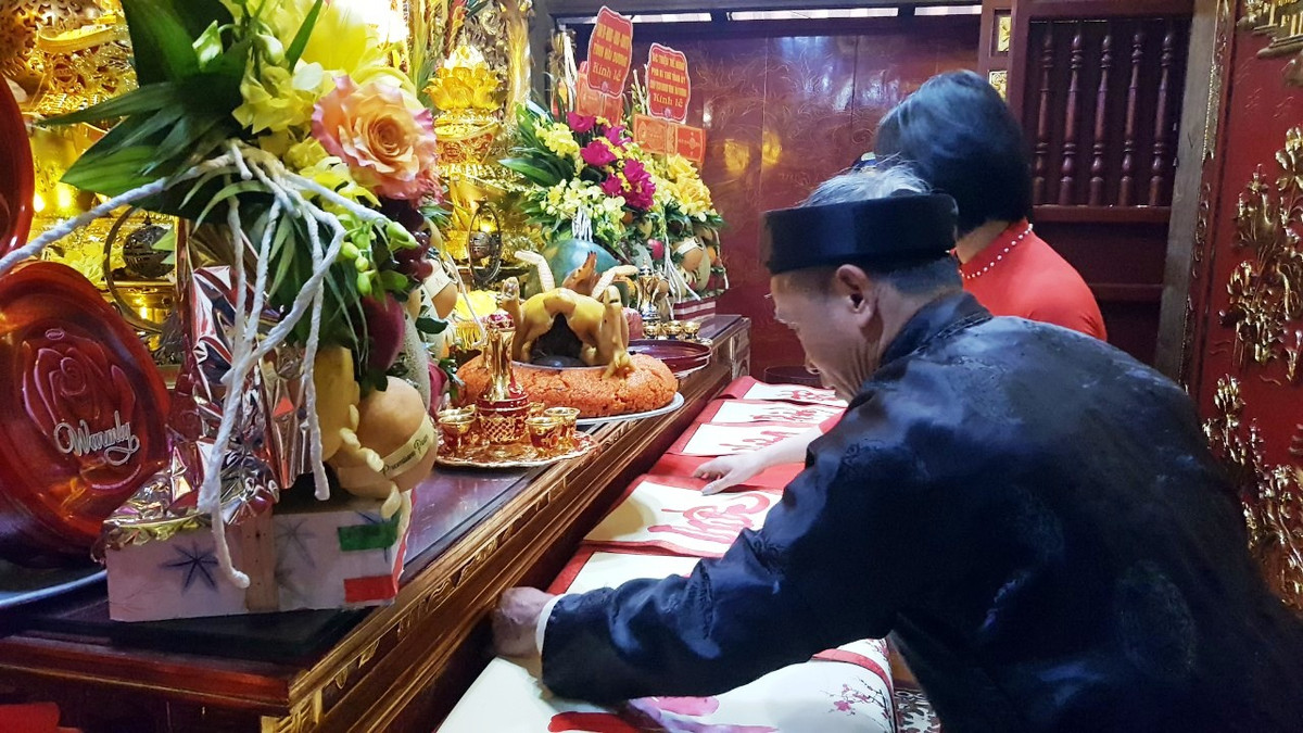 Theo sử sách ghi lại, thầy giáo Chu Văn An sinh năm 1292 tại làng Quang Liệt, huyện Thanh Đàm (nay là xã Thanh Liệt, huyện Thanh Trì, TP Hà Nội). Mặc dù học vấn tinh thông nhưng ông không ra làm quan mà mở trường dạy học. Ông đã dành cả cuộc đời cho sự nghiệp giáo dục ở ba không gian: Thanh Trì, Thăng Long và Chí Linh (Hải Dương). 