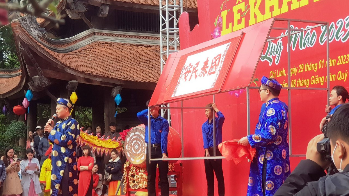 Nhà thư pháp Nguyễn Đình Kế thay mặt Câu lạc bộ Thư pháp – Hán nôm Hải Dương đã trình diễn khai bút dòng chữ “Quốc – Thái – Dân - An”.