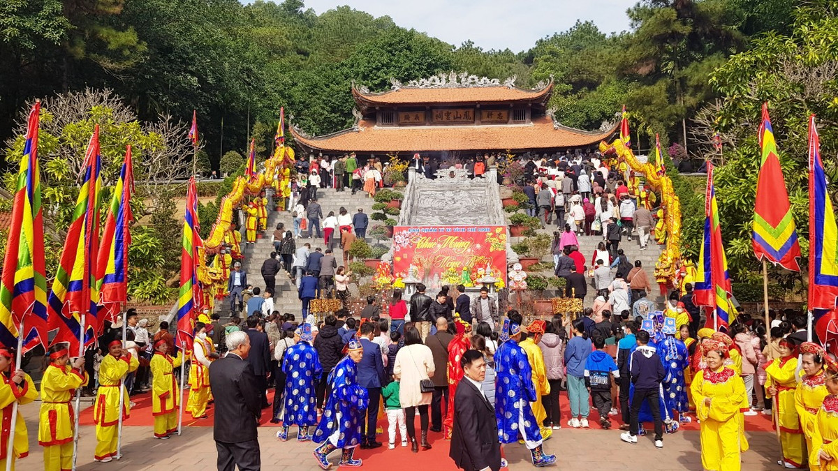 Ngày 29/1, Thành ủy, HĐND, UBND TP Chí Linh đã tổ chức lễ khai bút Xuân Quý Mão 2023 tại đền thờ Chu Văn An. Bí thư Tỉnh ủy Hải Dương Trần Đức Thắng, lãnh đạo tỉnh Hải Dương, lãnh đạo thành phố Chí Linh, các đoàn đại biểu một số tỉnh, thành cùng đông đào nhân dân và các em học sinh đến dự lễ khai bút đầu Xuân. 