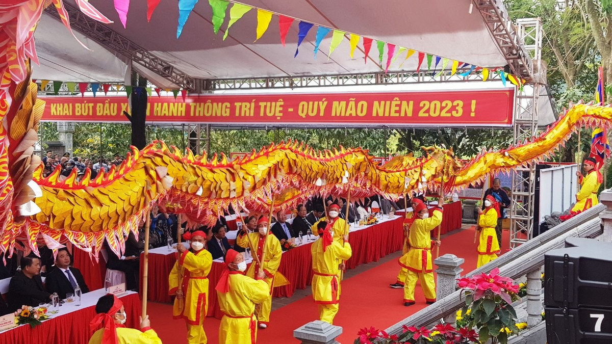 Được biết, cùng với Anh hùng dân tộc Nguyễn Trãi, Đại thi hào Nguyễn Du, Chủ tịch Hồ Chí Minh, nhà giáo Chu Văn An là người Việt Nam thứ tư đã được UNESCO vinh danh. 