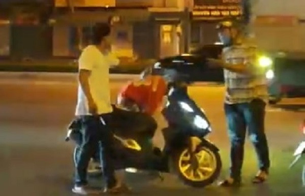 Đang lấy lời khai nghi phạm đâm tử vong cán bộ công an Dang lay loi khai nghi pham dam tu vong can bo cong an