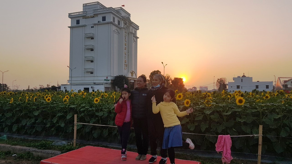 Có cả những người cao tuổi và trẻ nhỏ.