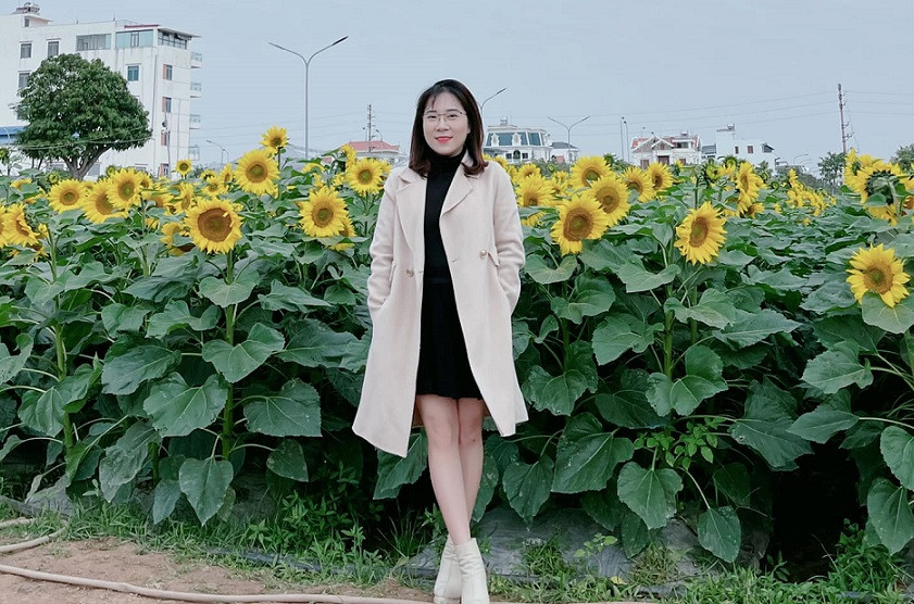 Chị Lệ Chi - một người dân thành phố Hải Dương thích thú khi check in cùng hoa Hướng dương.