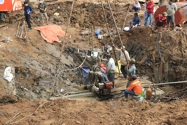 Sau khi bàn bạc, tính toán những rủi ro, tỉnh đã thống nhất phương án nhổ ống trụ bê tông qua nhiều bước, do hai đơn vị thi công cầu đường uy tín của Việt Nam tiến hành. Để nhổ ống trụ bê tông cần thêm một cần cẩu 80 tấn hoặc ít nhất 50 tấn, bổ sung cho hai cẩu 50 tấn và 35 tấn hiện có ở công trường. 