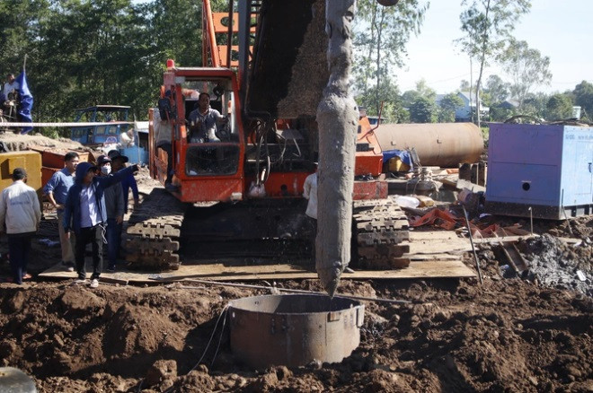 Theo phương án đã được tỉnh thống nhất, cọc ván thép sẽ được đóng xung quanh trụ bê tông tạo thành một bộ khung 4,8m x 4,8m, đất xung quanh trụ được lấy lên bằng gàu xúc (tạm gọi tầng 1). Từ đáy tầng 1, dùng ống vách thép đường kính 1,6m đóng xuống đến khi đạt độ sâu của đáy trụ bê tông (tạm gọi tầng 2). Sau đó đất xung quanh trụ được lấy lên bằng khoan guồng xoắn. Sau khi tiếp cận đáy trụ sẽ dùng hệ thống cáp và cần cẩu nhấc trụ bê tông lên. 