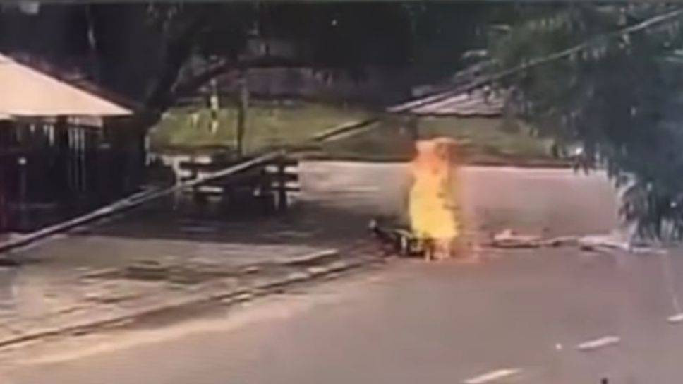 Mẹ chồng cùng con dâu đánh ghen, đốt cô gái giữa đường: Tội giết người! Me chong cung con dau danh ghen, dot co gai giua duong: Toi giet nguoi!