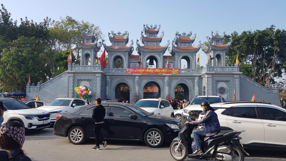 Khu vực đường trước cửa Đền được tận dụng làm chỗ đỗ xe.