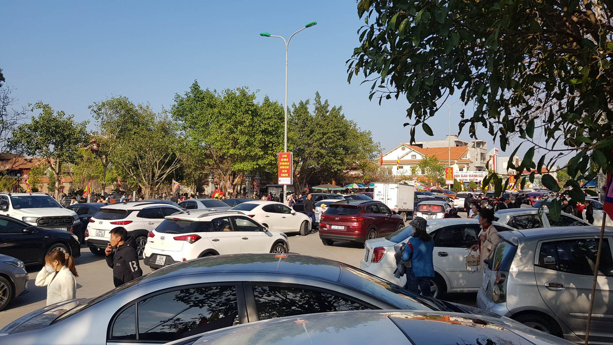 Nhiều xe khó khăn khi di chuyển qua khu vực trước cửa đền Tranh.