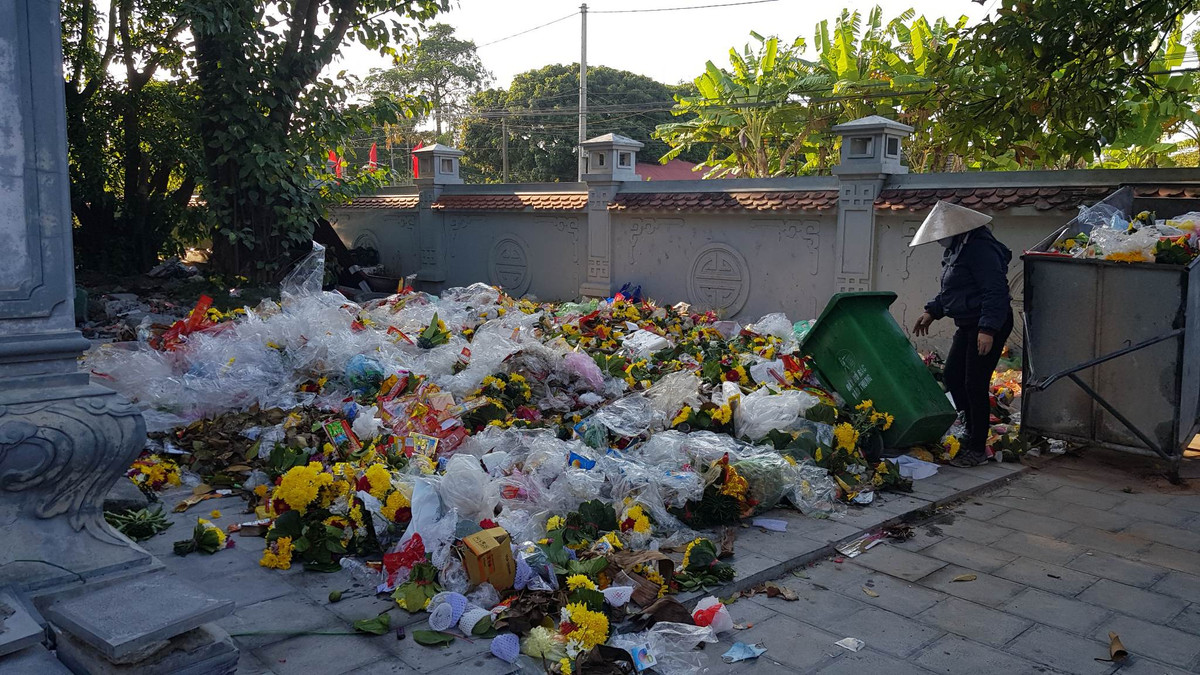 Hoa sau khi dâng lễ được vứt đống một góc trong đền.