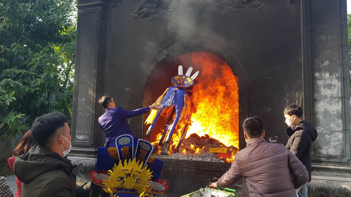 Tuy nhiên vẫn còn cảnh gây ngán ngẩm khi lượng vàng mã được du khách đốt quá nhiều.