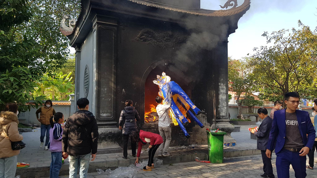 Không ít người vẫn bỏ ra số tiền lớn để đốt vàng mã.