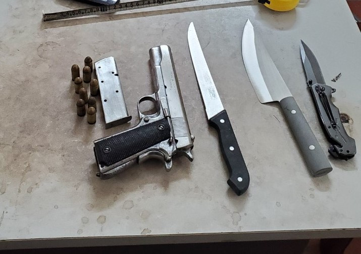 Rạng sáng 13/1, tại quán Hương Xuân – Sky (phường Đông Ngàn, TP Từ Sơn, Bắc Ninh) Tuấn đã sử dụng súng ngắn (dạng súng M1911) bắn liên tiếp 2 phát đạn vào vùng đầu anh Vũ Văn Thiềm (SN 1990) – là quản lý quán do cho rằng anh Thiềm thường xuyên gây áp lực, chửi mắng. Hậu quả khiến anh Thiềm tử vong tại chỗ. Khi bị bắt, Tuấn còn khai đã dùng súng bắn 2 phát vào đầu anh Nguyễn Văn Viện (SN 2001 ở thôn Đồng Lạc, xã Hợp Hưng, huyện Vụ Bản, tỉnh Nam Định) tại đường xã Mỹ Thành, huyện Mỹ Lộc, Nam Định vào khoảng 21h ngày 12/1 khiến anh Viện tử vong. Tuấn dương tính với ma túy tổng hợp.