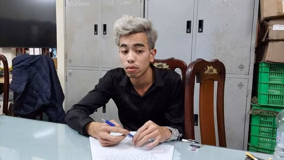  Sát hại bạn gái cũ trên phố ở Hà Nội: Ngày 15/1, Công an quận Thanh Xuân (Hà Nội) cho biết, Hoàng Văn Thành (SN 1998, tại TP Thái Nguyên, tỉnh Thái Nguyên) – nghi phạm sát hại cô gái U.T.P. (SN 2003, tại TP Lai Châu, tỉnh Lai Châu) trên phố Vương Thừa Vũ, phường Khương Đình vào đêm 12/1, rạng sáng 13/1 đã đến cơ quan công an đầu thú. Thành là người yêu cũ của nạn nhân P. Nghi phạm làm thợ cắt tóc tại quận Hai Bà Trưng (TP Hà Nội) còn chị P. làm nối mi, sơn móng tay tại quận Thanh Xuân.