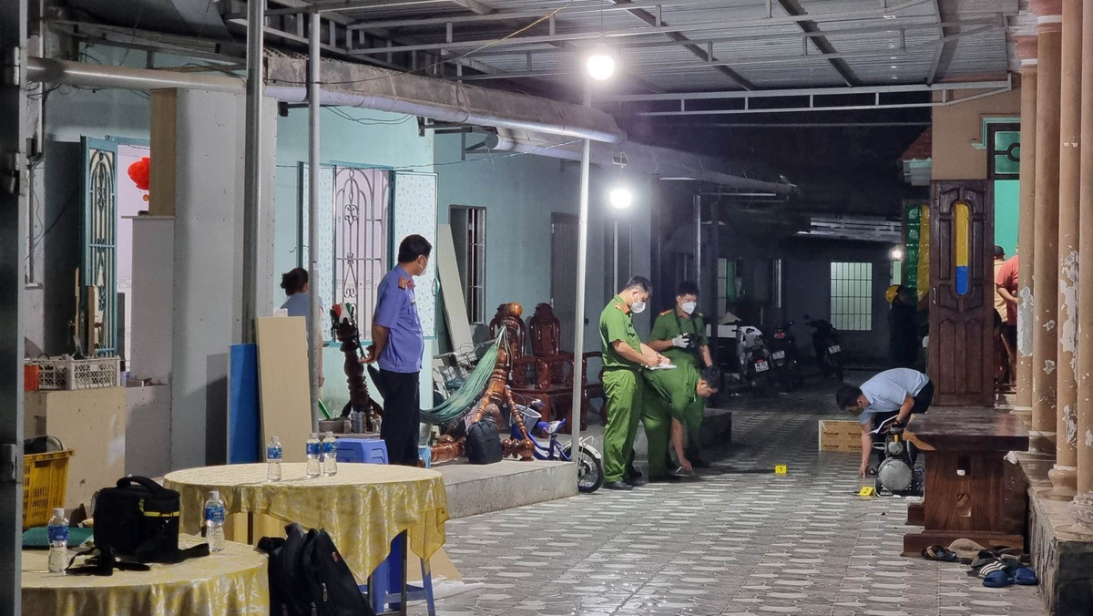  Gây án mạng khi đi đòi nợ: Công an tỉnh Bình Thuận đang tạm giữ Đặng Lê Hoàng Triều (SN 1983 ở thôn Thắng Thuận, xã Hàm Thắng, huyện Hàm Thuận Bắc) về hành vi giết người. Triều cho anh M (thôn 2, xã Hàm Đức) mượn một số tiền. Khoảng 20h40 tối 14/1, Triều cùng vợ đến nhà anh M để đòi tiền nợ. Tại đây, Triều gặp ông Trương T.A (SN 1969) là anh vợ của M. và xảy ra xô đẩy khiến vợ Triều bị ngã. Triều đã rút dao mang sẵn trong người đâm ông T.A một nhát vào ngực khiến ông này tử vong tại bệnh viện. Triều cũng bị bắt giữ ngay sau khi gây án.