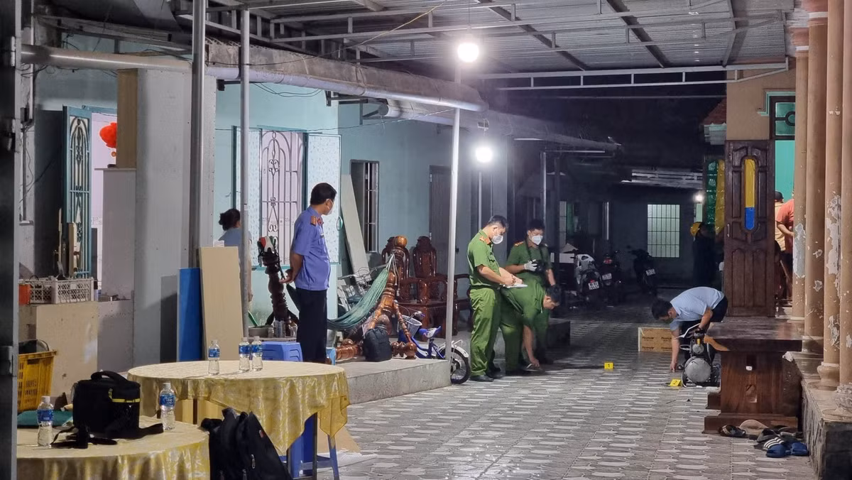  Gây án mạng khi đi đòi nợ: Công an tỉnh Bình Thuận đang tạm giữ Đặng Lê Hoàng Triều (SN 1983 ở thôn Thắng Thuận, xã Hàm Thắng, huyện Hàm Thuận Bắc) về hành vi giết người. Triều cho anh M (thôn 2, xã Hàm Đức) mượn một số tiền. Khoảng 20h40 tối 14/1, Triều cùng vợ đến nhà anh M để đòi tiền nợ. Tại đây, Triều gặp ông Trương T.A (SN 1969) là anh vợ của M. và xảy ra xô đẩy khiến vợ Triều bị ngã. Triều đã rút dao mang sẵn trong người đâm ông T.A một nhát vào ngực khiến ông này tử vong tại bệnh viện. Triều cũng bị bắt giữ ngay sau khi gây án.