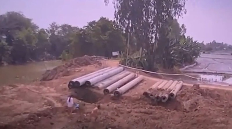 Trước đó, trưa ngày 31/12/2022, bé Thái Lý Hạo Nam (SN 2012; ngụ xã Phú Lợi, huyện Thanh Bình, tỉnh Đồng Tháp) cùng nhóm trẻ đi vào công trường cầu Kênh Rọc Sen để nhặt phế liệu. Tại đây, Hạo Nam lọt vào trong lòng trụ bê tông D500 tại mố MA (trụ C1-MA) có đường kính ngoài 50 cm, đường kính trong 25 cm. Tại thời điểm xảy ra sự cố, công trường ngừng làm việc và công nhân đang nghỉ trưa. 