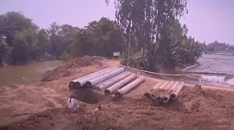 Trước đó, trưa ngày 31/12/2022, bé Thái Lý Hạo Nam (SN 2012; ngụ xã Phú Lợi, huyện Thanh Bình, tỉnh Đồng Tháp) cùng nhóm trẻ đi vào công trường cầu Kênh Rọc Sen để nhặt phế liệu. Tại đây, Hạo Nam lọt vào trong lòng trụ bê tông D500 tại mố MA (trụ C1-MA) có đường kính ngoài 50 cm, đường kính trong 25 cm. Tại thời điểm xảy ra sự cố, công trường ngừng làm việc và công nhân đang nghỉ trưa. 