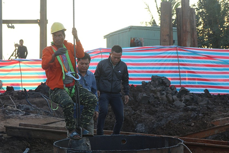 Kể lại thời điểm bé Hạo Nam gặp nạn, Đại úy Nguyễn Phương Hồng - Công an viên xã Phú Lợi cho biết, thời điểm đó anh Hồng cùng anh Tấn Tài (cha của bé Hạo Nam) tiến hành thả dây oxy xuống. Cha Hạo Nam kể lại ban đầu, anh có gọi tên bé "Con có ở dưới đó không", được bé Nam trả lời lại "Ba ơi cứu con". Tuy nhiên, một lúc sau thì bé dần im lặng. 