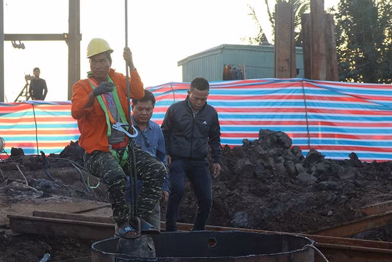 Kể lại thời điểm bé Hạo Nam gặp nạn, Đại úy Nguyễn Phương Hồng - Công an viên xã Phú Lợi cho biết, thời điểm đó anh Hồng cùng anh Tấn Tài (cha của bé Hạo Nam) tiến hành thả dây oxy xuống. Cha Hạo Nam kể lại ban đầu, anh có gọi tên bé "Con có ở dưới đó không", được bé Nam trả lời lại "Ba ơi cứu con". Tuy nhiên, một lúc sau thì bé dần im lặng. 