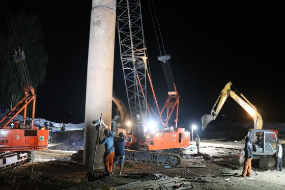 "Đây là tình huống rất đau xót. Vị trí lỗ của ống cọc bê tông quá nhỏ. Phải chi bé Nam tương tác lại, đội còn xác định em đang ở vị trí nào, tiện cho việc cung cấp oxy và nước uống xuống phía dưới. Tuy nhiên do lòng ống sâu, miệng ống hẹp nên đội không thực hiện được các biện pháp nghiệp vụ", anh Hồng nhớ lại. 