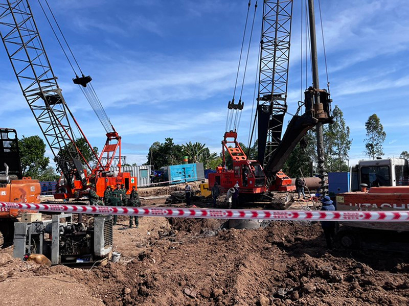 Hiện lực lượng cứu hộ vẫn đang khẩn trương triển khai phương án đề ra, sớm đưa thi thể bé Hạo Nam về an táng.