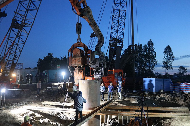 Quá trình giải cứu bé Hạo Nam, yếu tố cản trở cứu nạn là do ảnh hưởng về địa chất địa tầng, thiết bị được vận chuyển từ nơi xa đến nên lực lượng chức năng không thể chủ động được, phải thay đổi nhiều phương án cứu hộ. Đây là lý do chậm rút trụ bê tông lên theo như dự tính trước đó. 