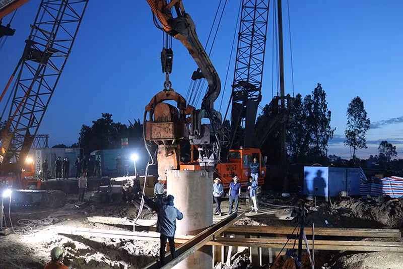 Quá trình giải cứu bé Hạo Nam, yếu tố cản trở cứu nạn là do ảnh hưởng về địa chất địa tầng, thiết bị được vận chuyển từ nơi xa đến nên lực lượng chức năng không thể chủ động được, phải thay đổi nhiều phương án cứu hộ. Đây là lý do chậm rút trụ bê tông lên theo như dự tính trước đó. 