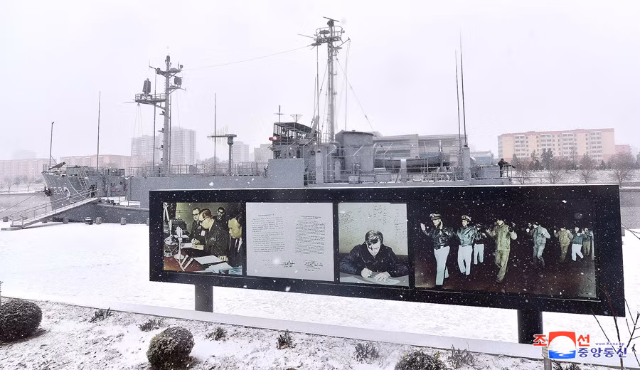 Trong số 83 thủ thủ có mặt trên tàu USS Pubelo, 82 thủy thủ bị bắt giữ và 1 thủy thủ thiệt mạng khi chiến hạm của Triều Tiên nổ súng vào con tàu này. (Ảnh: KCNA)