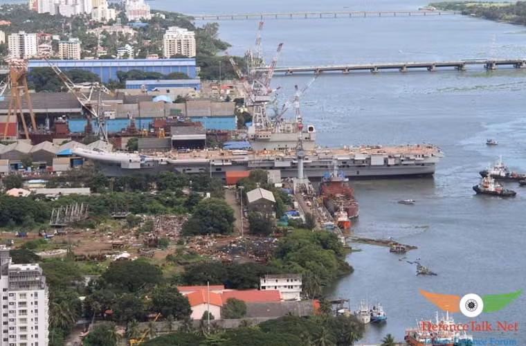 Hinh hai day du tau san bay tu che cua An Do