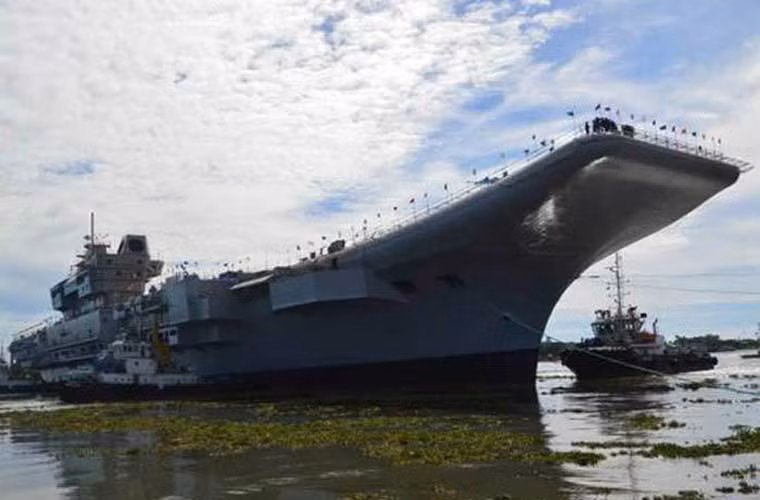 Phần lớn máy móc bên trong đã được lắp đặt lên tàu sân bay đầu tiên do Ấn Độ tự chế tạo.