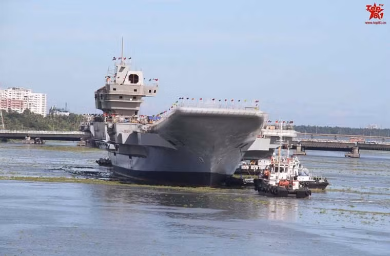 Vikrant được trang bị 4 động cơ tuốc bin khí LM500 của Mỹ cho tốc độ tối đa 32 hải lý/h, tầm hoạt động 15.000km.