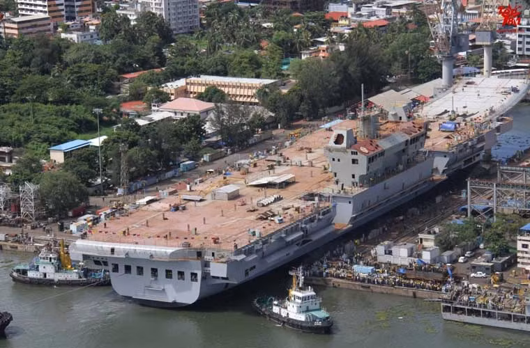 Từ bức ảnh này có thể thấy rõ, phần mặt boong đang được tích cực hoàn thiện, đã hoàn thành xong hai thang máy (ở mạn phải) đưa máy bay từ khoang chứa lên boong. Trong khi thượng tầng đài chỉ huy mới có khung, chưa lắp máy móc.