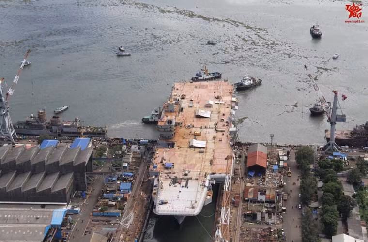 Phần mũi tàu – boong phóng kiểu nhảy cầu có vẻ như được hoàn thiện trước mặt boong lớn.