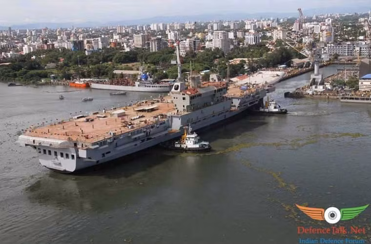 Còn đây là hình ảnh hiện tại của Vikrant với “đảo” – đài chỉ huy nằm ở mạn phải tàu.