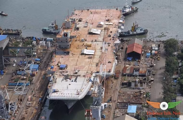 Tàu sân bay INS Vikrant có lượng giãn nước 40.000 tấn, dài 262m, rộng 60m, mớn nước 8,4m. Theo giới chức Ấn Độ, 90% phần thân tàu, 50% hệ thống động lực và 30% vũ khí được chế tạo tại Ấn Độ.