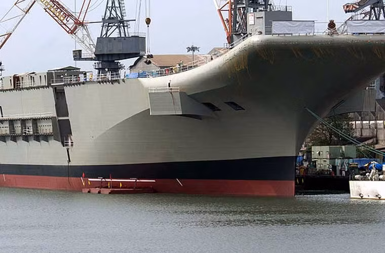 Đây là hình ảnh chụp tàu sân bay Vikrant lúc mới được hạ thủy trong tháng 8/2013. Thời điểm đó, Vikrant chỉ là khung tàu trống rỗng, chưa ra hẳn hình hài tàu sân bay.