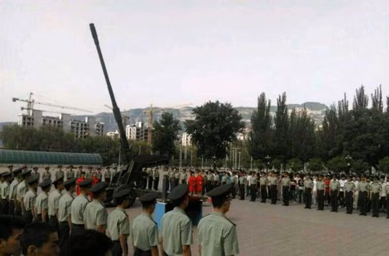 Sina cho biết thêm rằng, Trung Quốc phát triển pháo 125mm này với những công nghệ quốc phòng mới nhất. Nó được quảng cáo có khả năng tấn công mục tiêu trên không (như tên lửa hành trình), trên mặt đất và chống tăng.