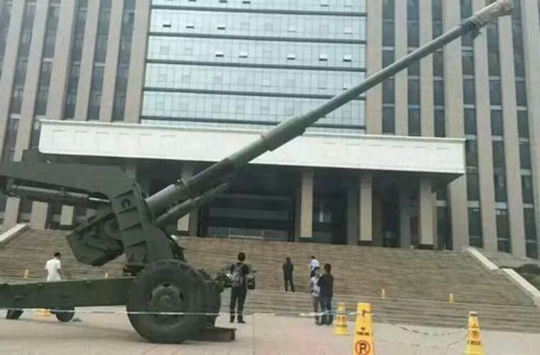 Các hình ảnh được công bố cho thấy, khẩu pháo đa công năng 125mm này có kích thước rất lớn, việc triển khai trên mặt đất là điều không dễ dàng. Không loại trừ khả năng, nó có thể được phát triển để trang bị cho xe tăng, pháo tự hành hoặc đặt trên tàu chiến.