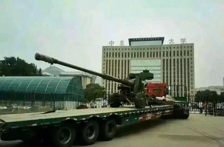 Khẩu pháo 125mm bí ẩn được di chuyển về cơ sở nghiên cứu trên xe đầu kéo.