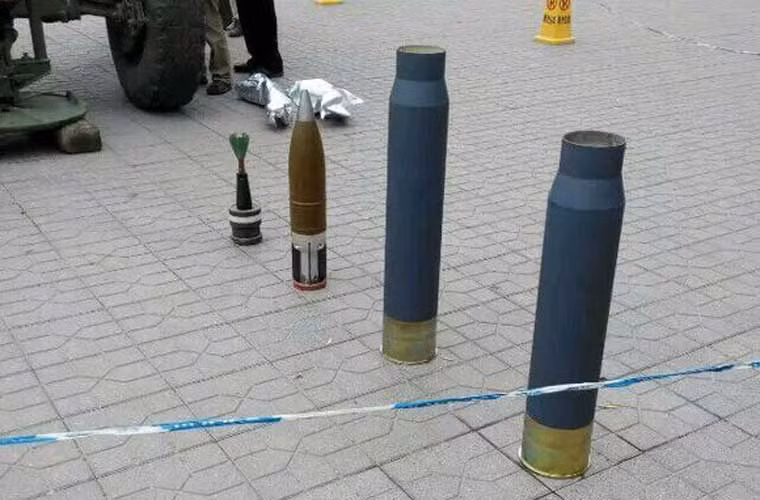 Mô hình các loại đạn pháo và liều phóng sử dụng cho siêu pháo đa công năng 125mm.