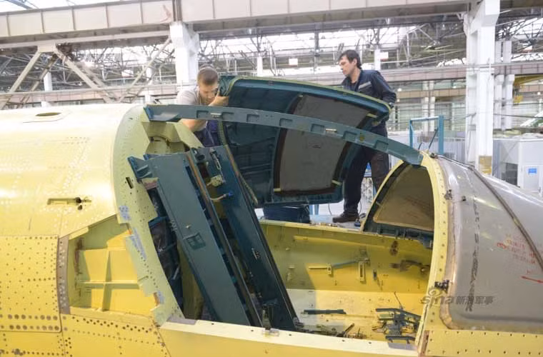 Su-34 dùng kiểu buồng lái hai chỗ ngồi song song thay vì một trước một sau. Theo nhà sản xuất, buồng lái còn thiết kế gồm cả không gian cho bếp, nhà vệ sinh.