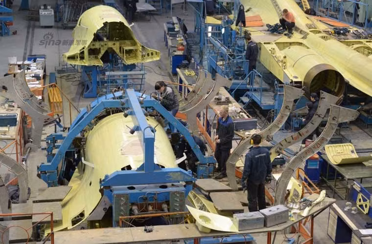 Một chiếc máy bay Su-34 có trọng lượng 22,5 tấn (không tải) được cấu thành từ hàng ngàn chi tiết. Các bộ phận của máy bay được sản xuất từ nhiều nơi trước khi tập hợp về Novosibirsk hoàn thành công đoạn cuối cùng.