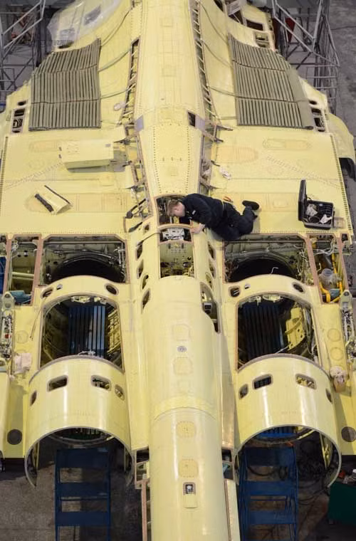 Su-34 được thiết kế để thực hiện các nhiệm vụ tấn công nhằm vào các mục tiêu trên không, mặt đất và trên biển (bao gồm cả các mục tiêu nhỏ và di động).