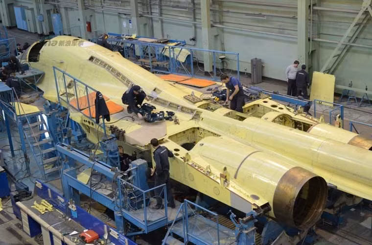 Một chiếc Su-34 có chiều dài 23,34m, sải cánh 14,7m, cao 6,09.