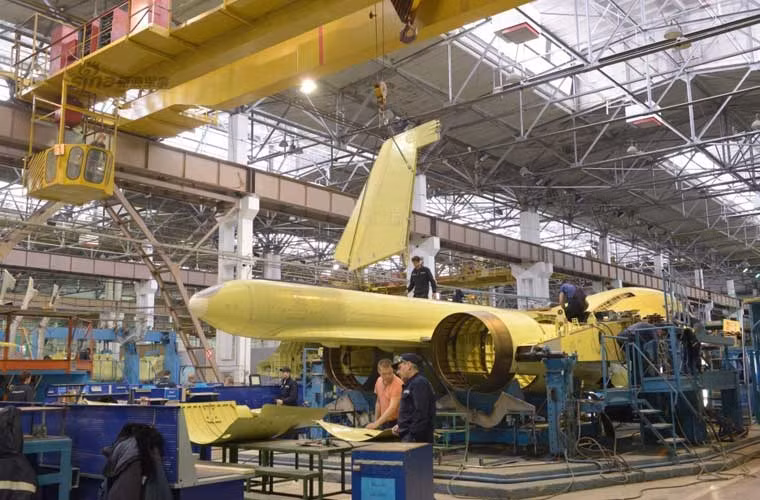 Nhìn từ các bức ảnh này mới thấy rõ thân hình máy bay cường kích Su-34 to lớn tới cỡ nào.