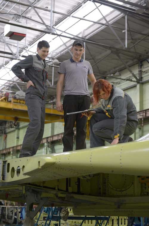 Công việc nhìn thì nặng nhọc này có cả nhân viên nữ.