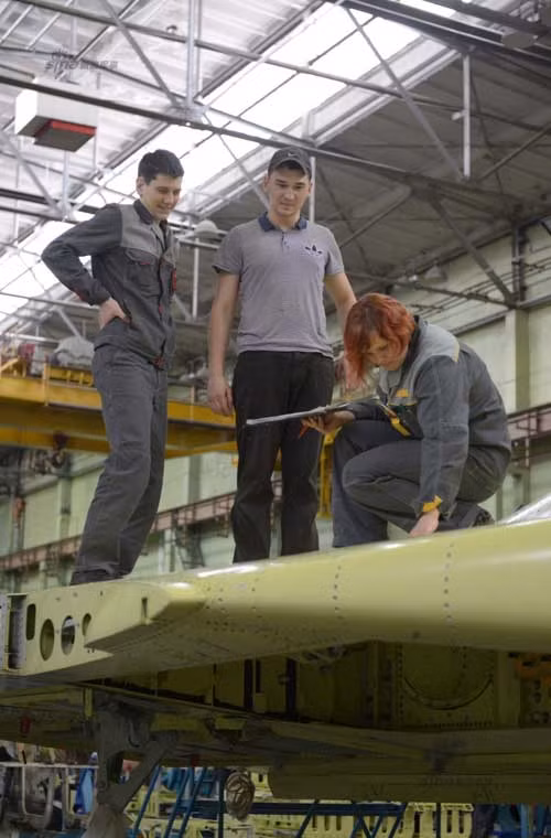 Công việc nhìn thì nặng nhọc này có cả nhân viên nữ.